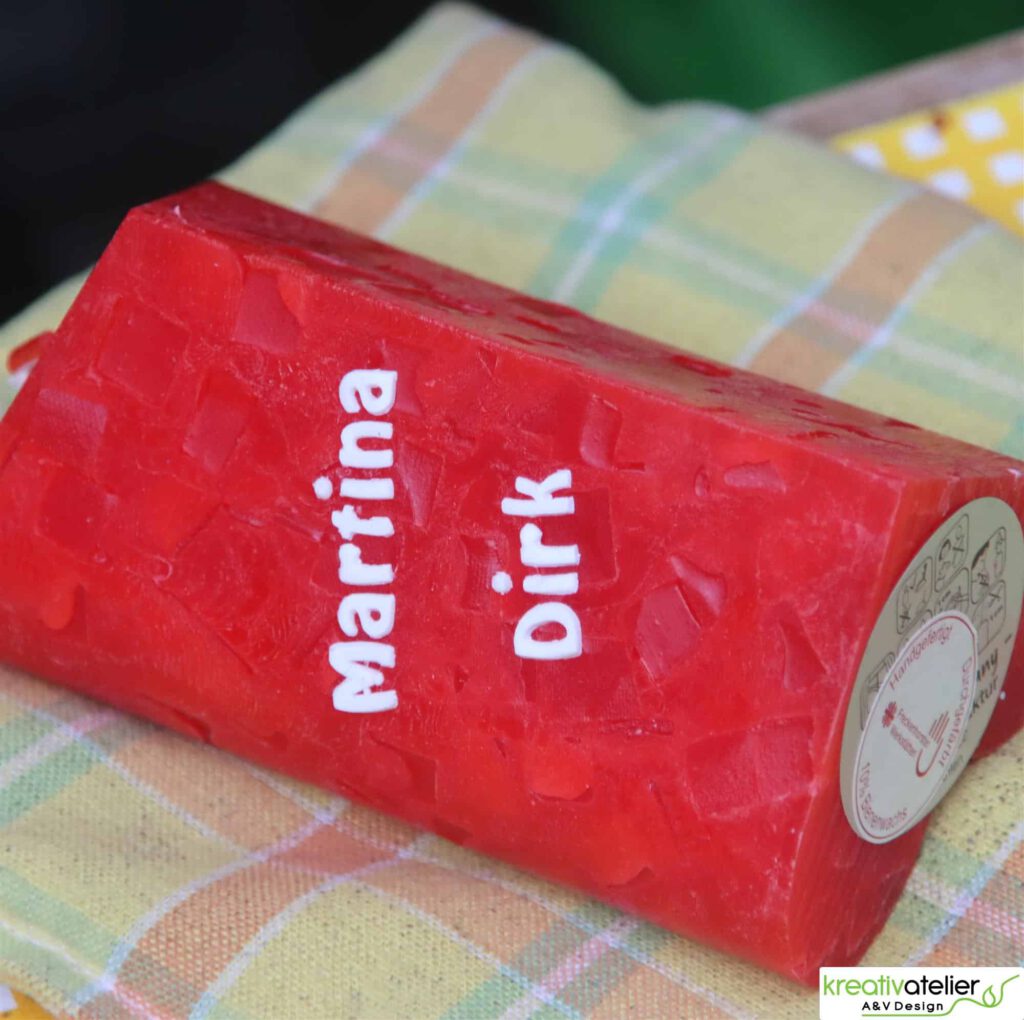 WW7452 301 Rote Wuerfelwachskerze in Herzform Herzkerze Flammendes Herz personalisierbar 08