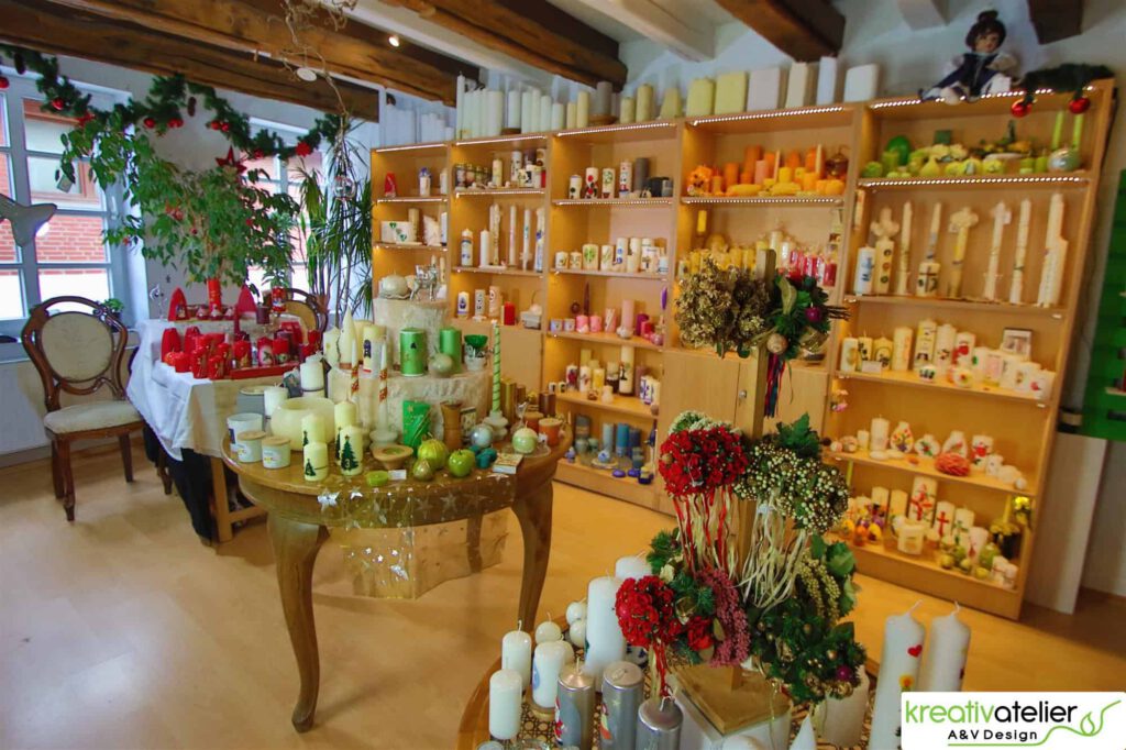 Weihnachtsmarkt fuer handgefertigte und verzierte Weihnachtskerzen 012