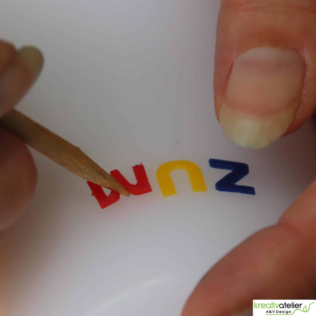 Beschriftung mit farbigen Wachsbuchstaben LH Kerzenmanufaktur
