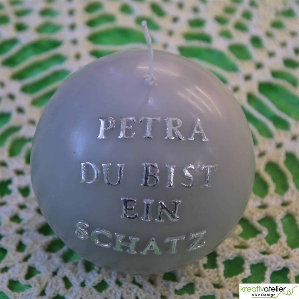 Beschriftung mit fertigen Wachsbuchstaben in Gold, Silber oder Weiss LH Kerzenmanufaktur