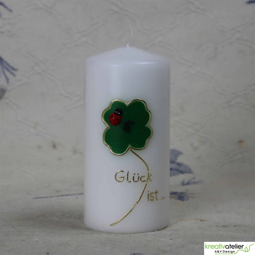 FK010 weisse Freundschaftskerze Glueck ist . mit Kleeblatt und Echtwachsbeschriftung 08