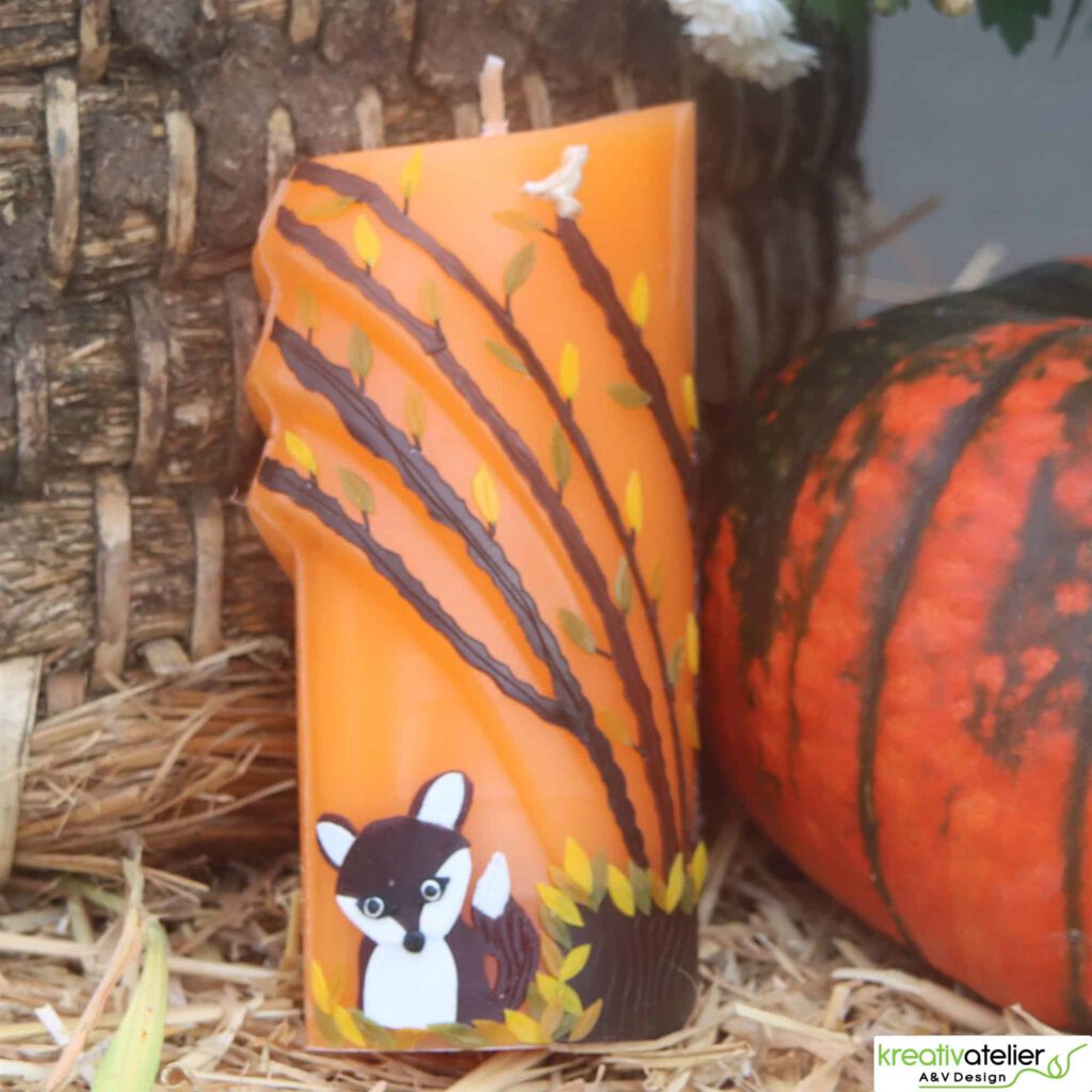HER012 Orange Herbstkerze mit Fuchs – ovale Formenkerze mit Bogenmotiv verziert 17