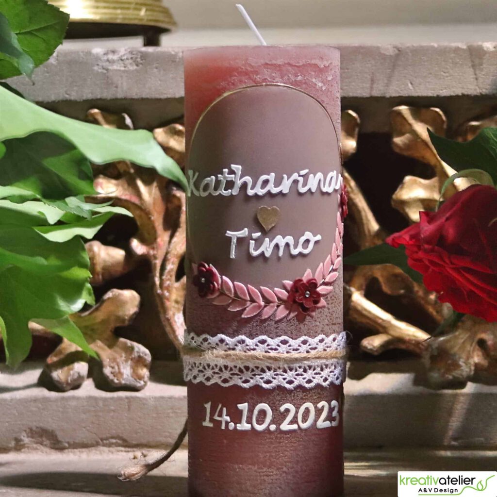 HK1015 Harmonie der Liebe Rustikale Hochzeitskerze personalisierbar mit Blumenranke und goldenen Herzen 10