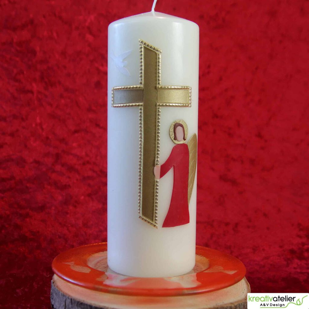 Taufkerze in elfenbein mit Kreuz, Taube und Engel