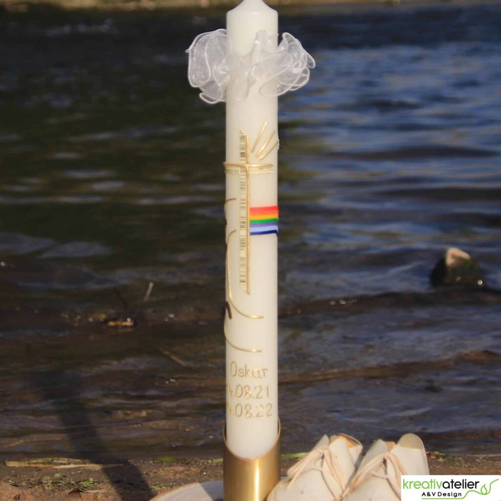 Taufkerze mit Regenbogen, Kreuz und Lebensweg in elfenbein