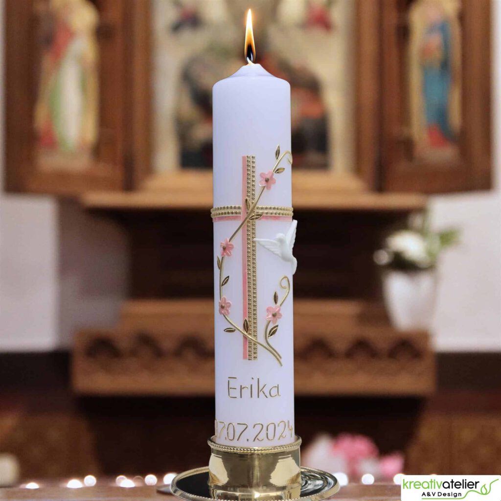 weisse Taufkerze mit Blumenranke, Taube und zweifarbigem Kreuz