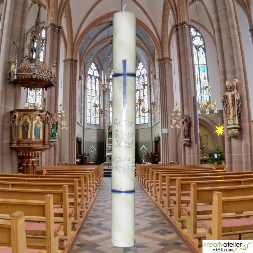 Taufkerze mit blau silbernem Kreuz und umlaufendem Wachsstreifen, Taufkerze Bienenwachs