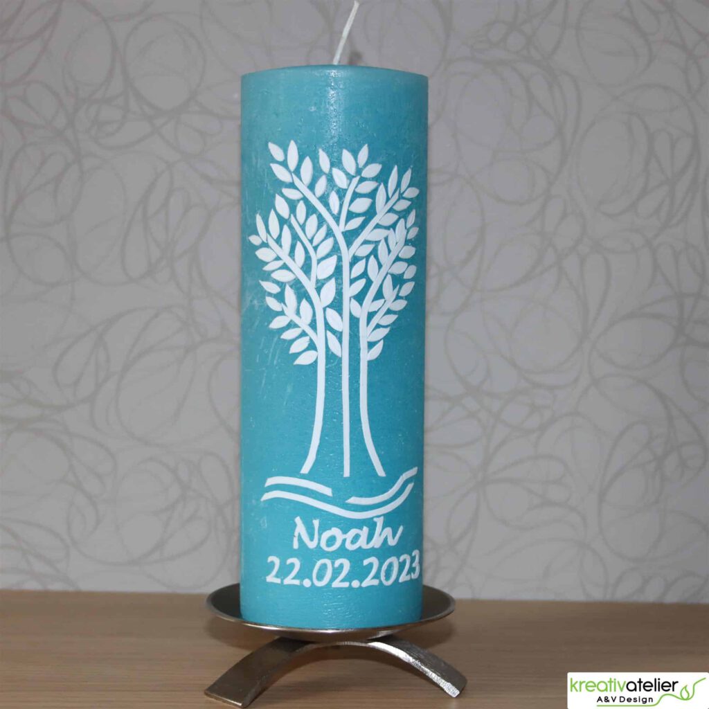 Rustic Taufkerze hellblau mit weissem Lebensbaum