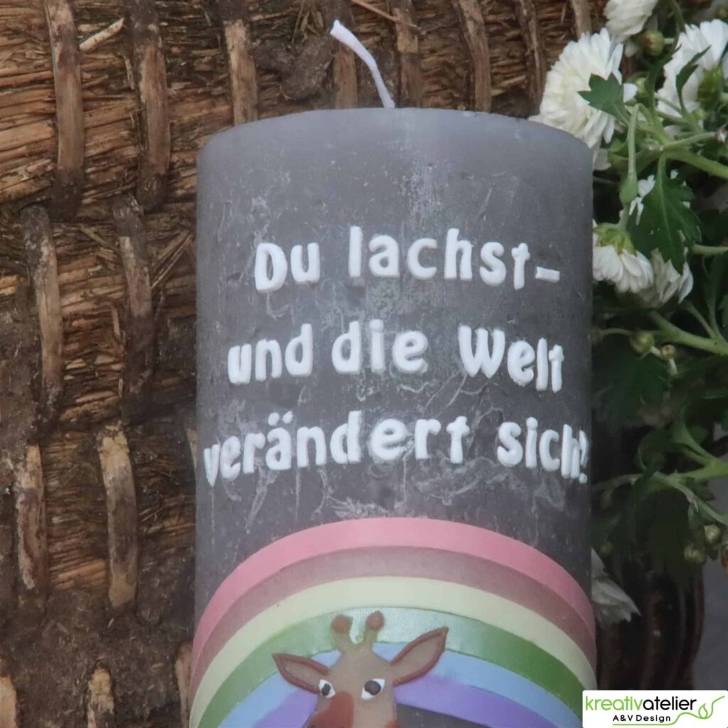 Rustik Taufkerze Lea hellgrau mit pastellfarbigem Regenbogen und Giraffe, personalisierbar