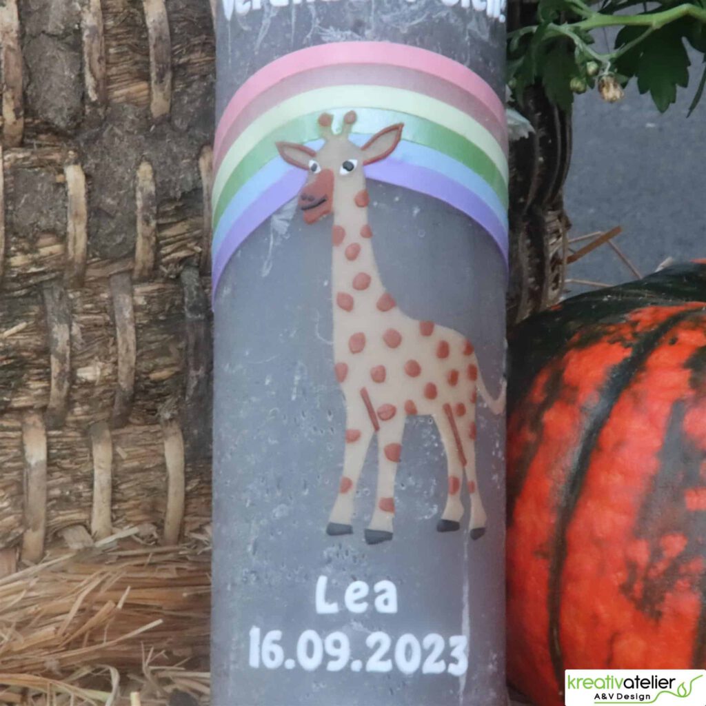 Rustik Taufkerze Lea hellgrau mit pastellfarbigem Regenbogen und Giraffe, personalisierbar
