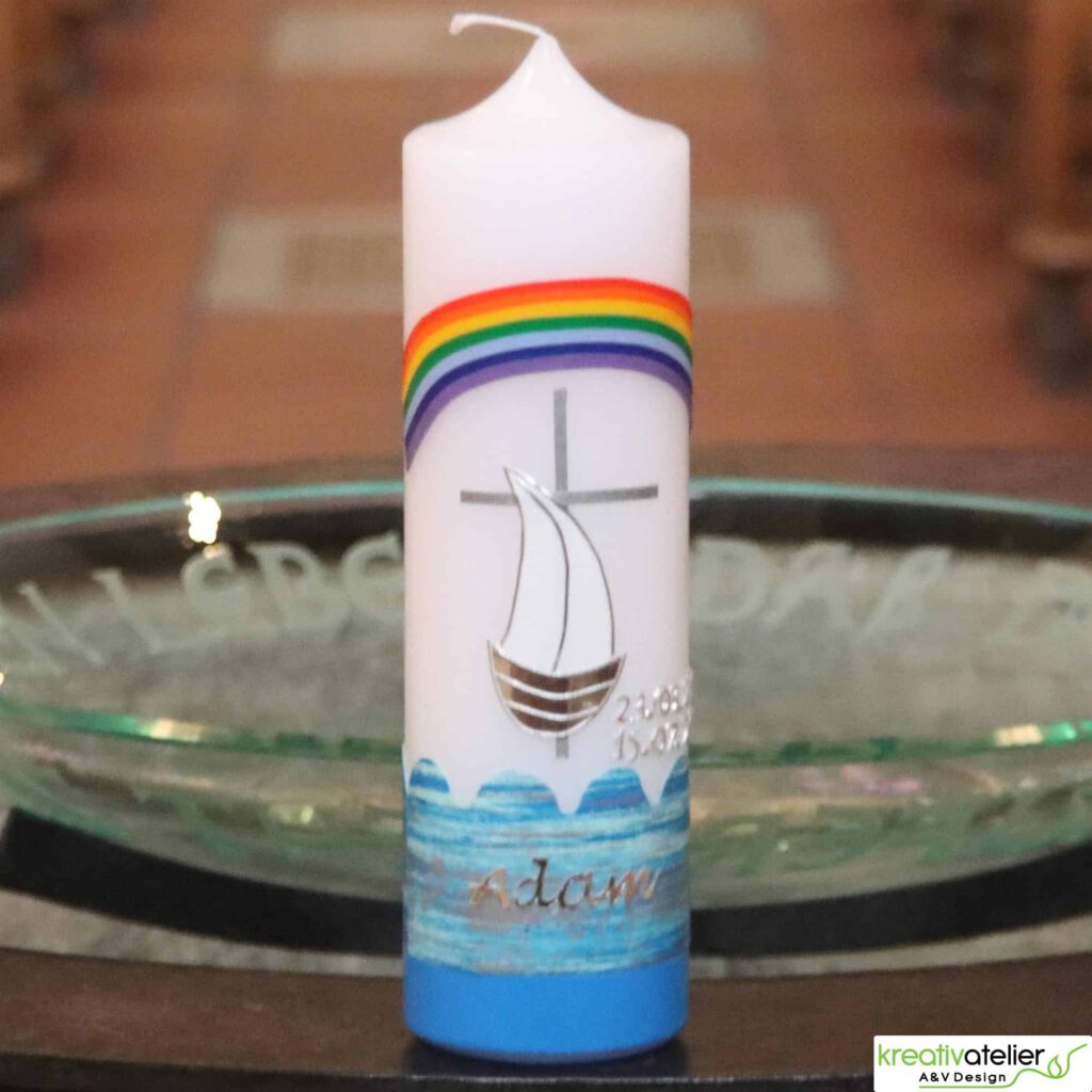 Taufkerze mit Regenbogen, Kreuz, Segelschiff und Ozean, personalisierbar mit Namen und Datum