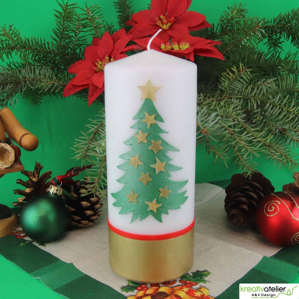 WK5066 weisse Weihnachtskerze mit gruenem Tannenbaum und Sternen 07