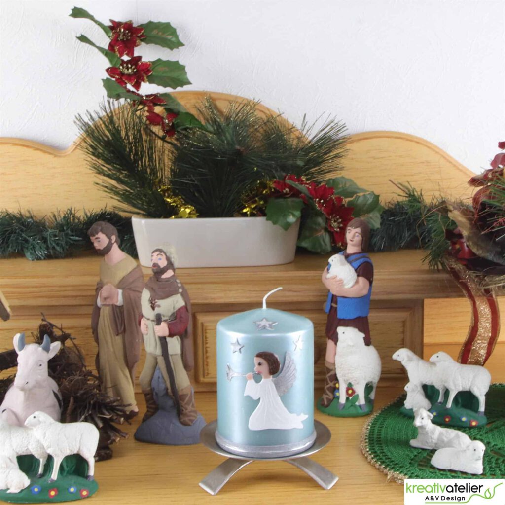 WK5145 tuerkise Weihnachtskerze mit Engel und Trompete 102