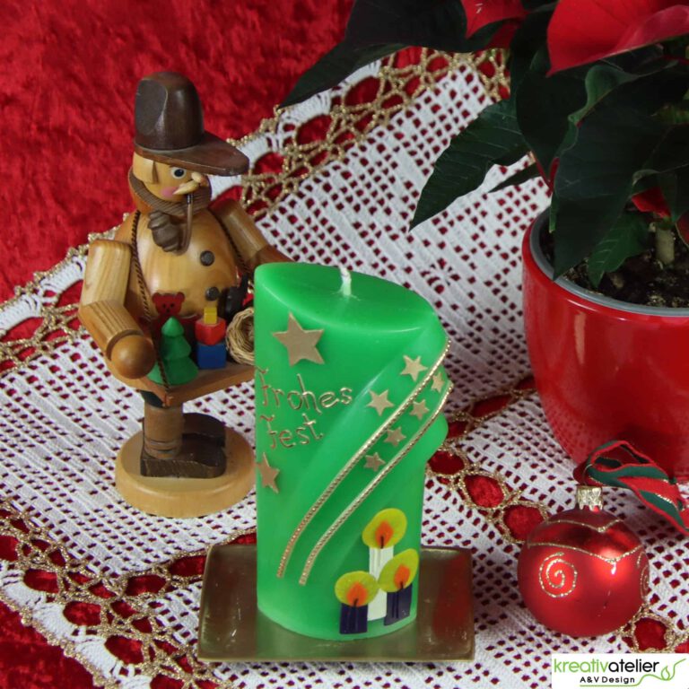 WK5645 gruene Weihnachtskerze mit Kerzen und Sternen ovale Formenkerze mit Bogenmotiv verziert 24