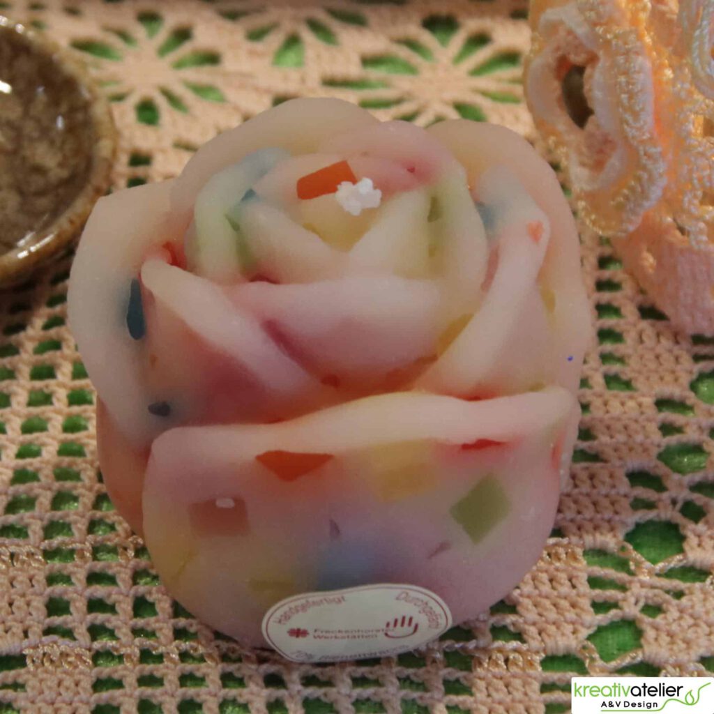 WW7443 320 Bunte Rosenkerze Farbenspiel personalisierbare Kerze in Rosenknospenform 03