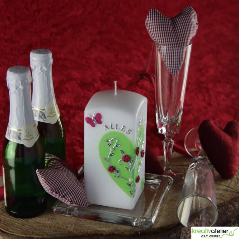 Ausdrucksstarke Freundschaftskerze mit Schmetterlingen, Herzen und Rosen in Quaderform
