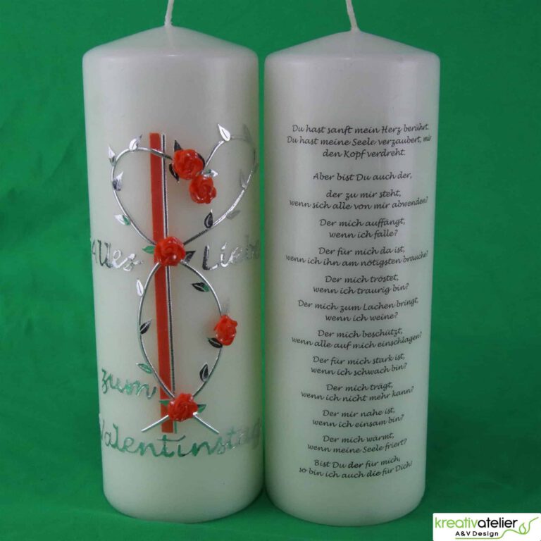 Elfenbeinfarbige Kerze zum Valentinstag mit Rosenranke und orangenen Rosen