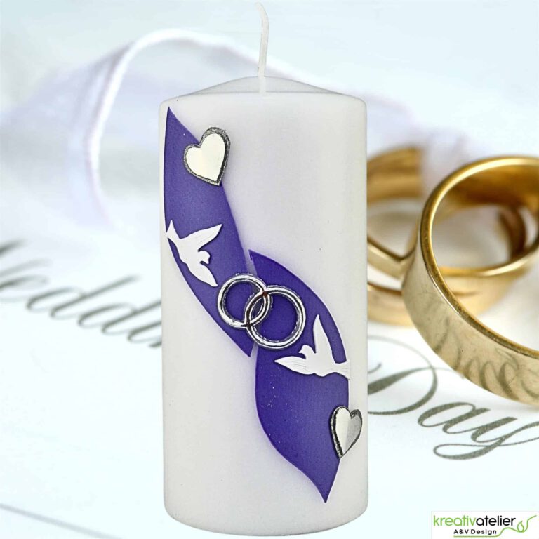 Hochzeitstagskerze mit lila Band, Tauben, Herzen und Ringen, personalisierbar fuer jeden Hochzeitstag