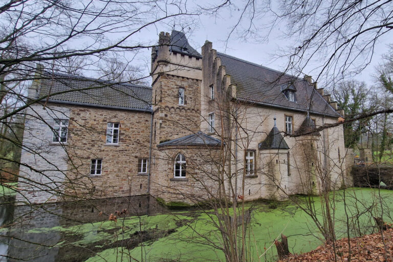Handverzierte Kerzen auf dem Weihnachtsmarkt im Wasserschloss Werdringen