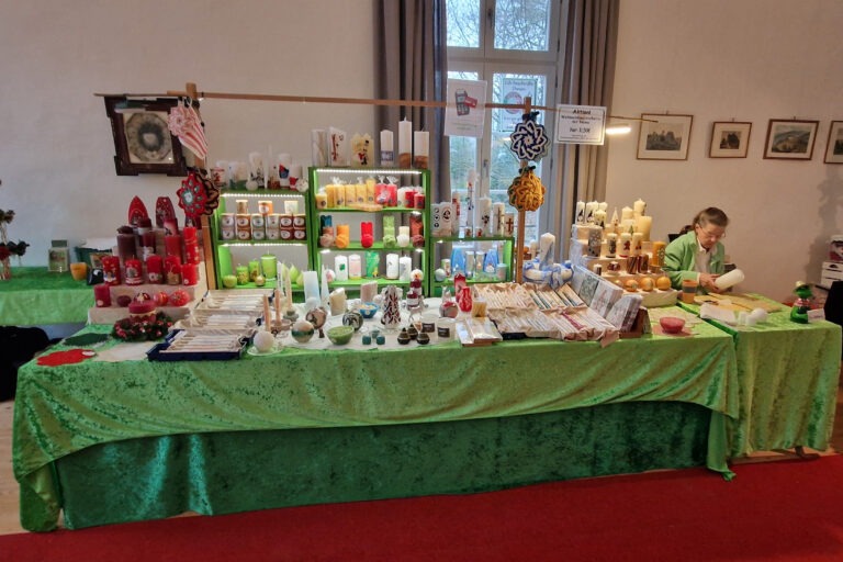 Handverzierte Kerzen auf dem Weihnachtsmarkt im Wasserschloss Werdringen