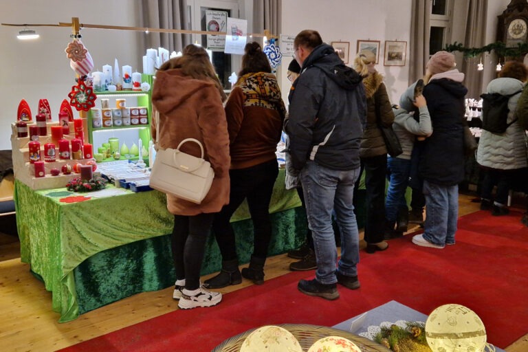 Handverzierte Kerzen auf dem Weihnachtsmarkt im Wasserschloss Werdringen