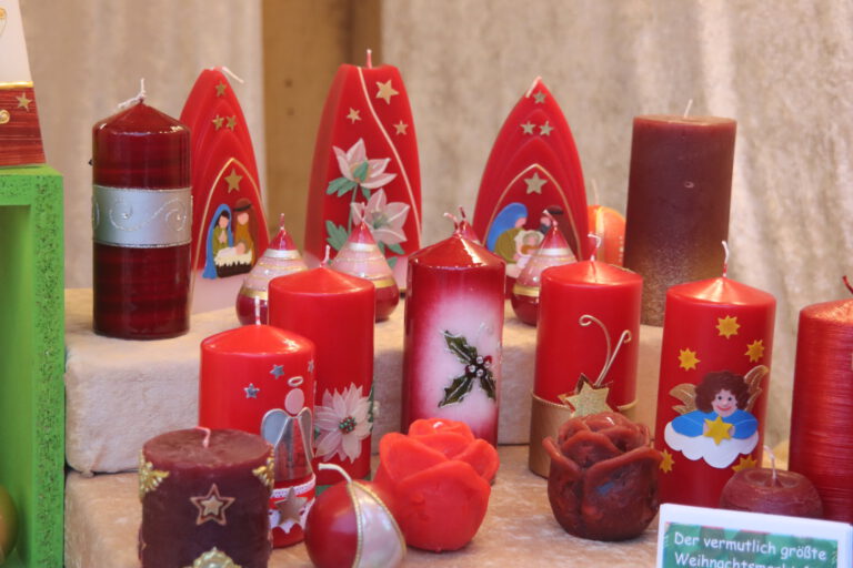 Handverzierte Weihnachtskerzen in Seppenrade