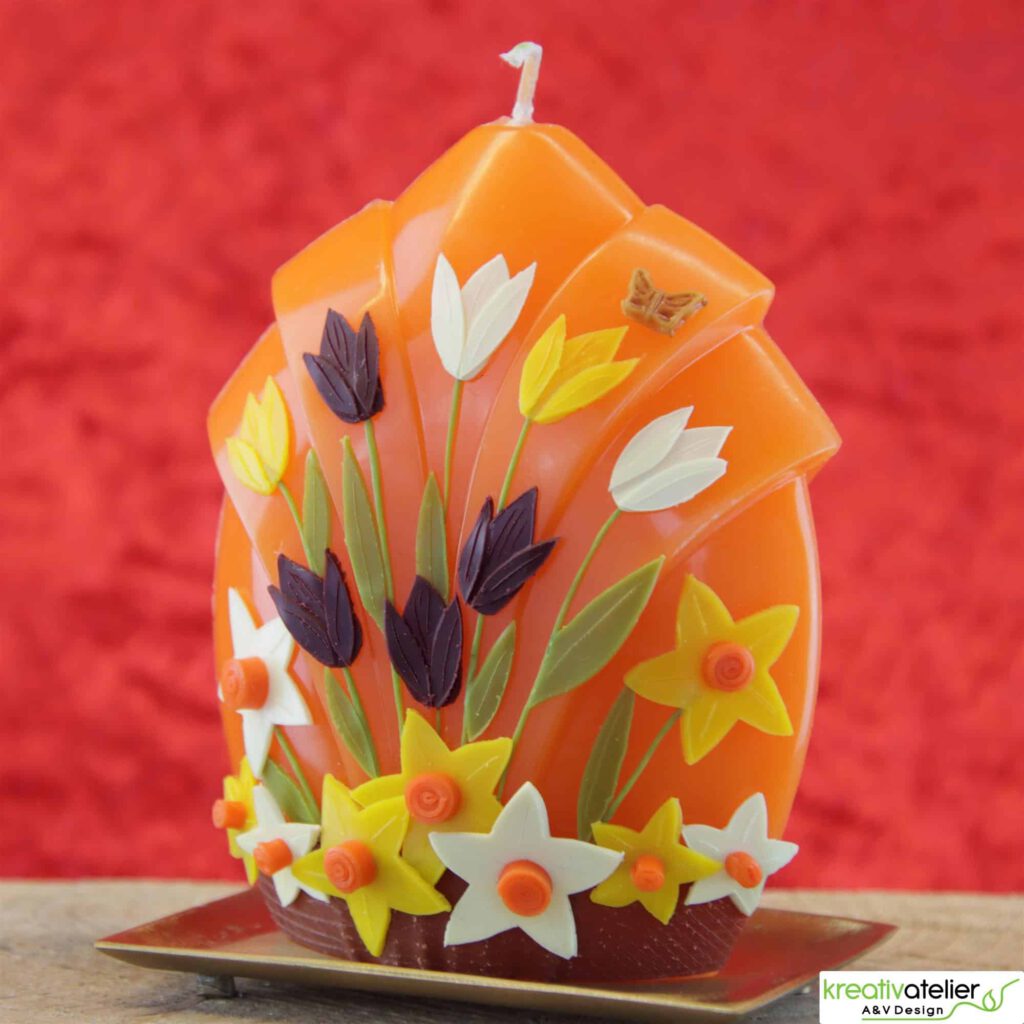 Faecherbluetenkerze, Fruehlingskerze in Orange mit Tulpen und Narzissen, Fruehlingsdeko, Geschenkidee