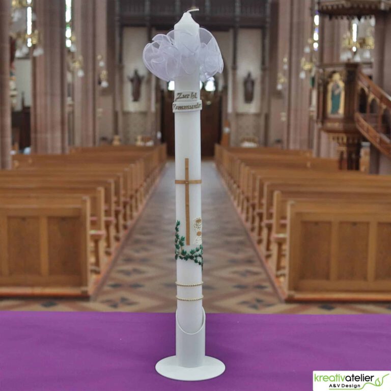 weisse Kommunionkerze mit goldenem Kreuz und weissem Kelch