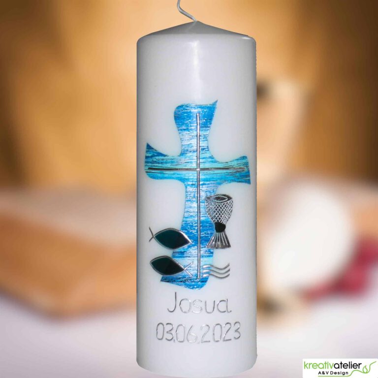 Weisse Konfirmationskerze mit blau silbernem Kreuz in Wellenform, Fischen, Wellen und Kelch