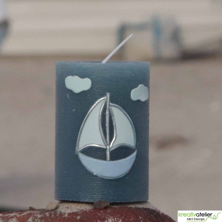 maritime Kerze mit Segelschriff und Wolken