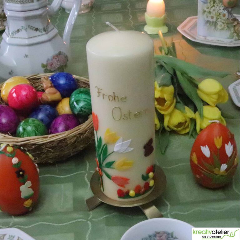 Elfenbeinfarbige Osterkerze mit Tulpen Osternest und Haeschen