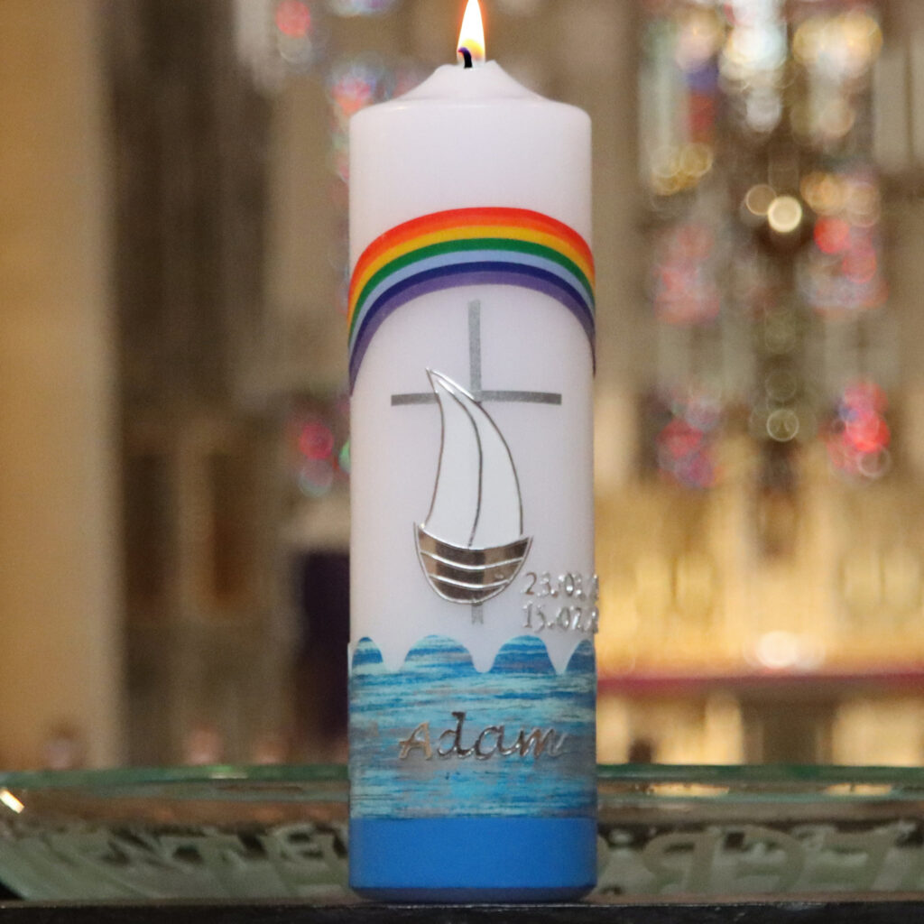 TK Taufkerze mit Regenbogen Kreuz Segelschiff und Ozean personalisierbar mit Namen und Datum