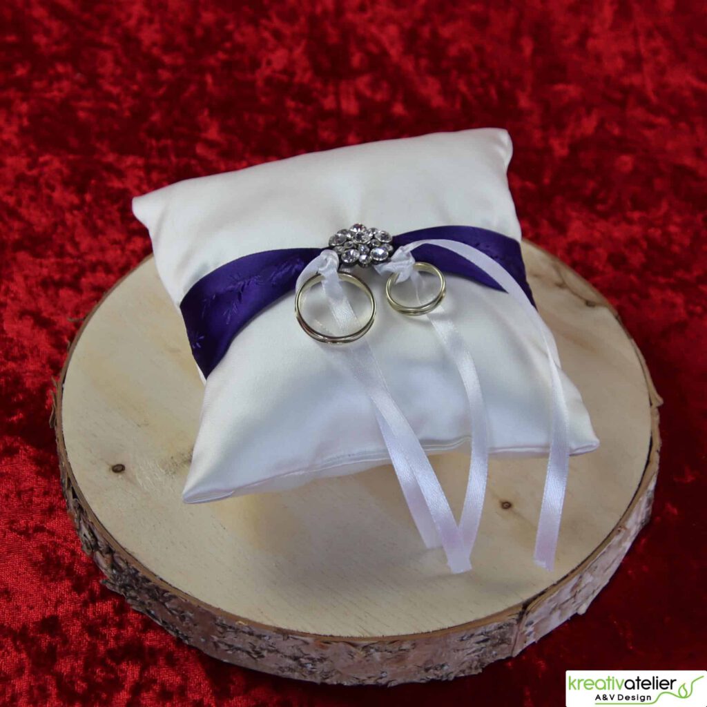 Ringkissen aus Satin in weiss mit lilanem Satinband und weisser Schleife