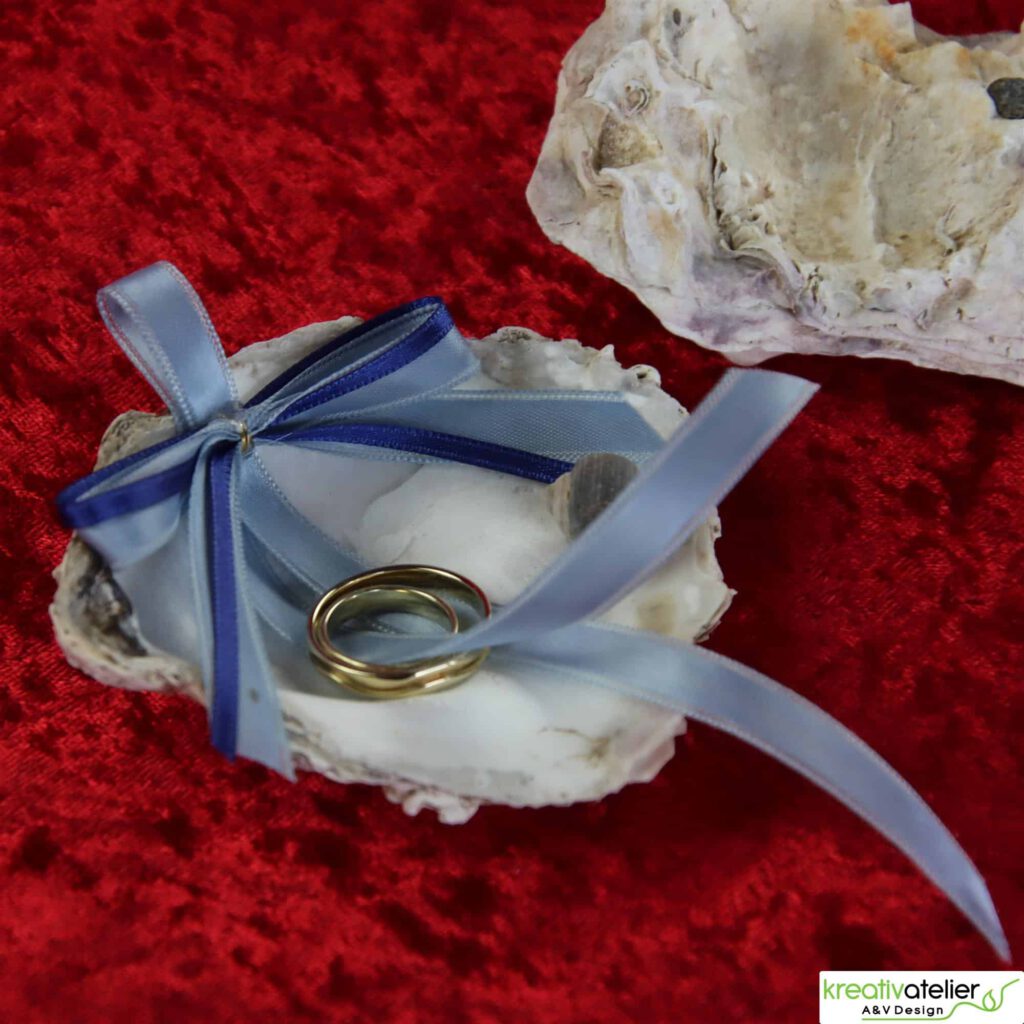 Ringschale Austernmuschel (weiss) mit blauen Satinbaendern