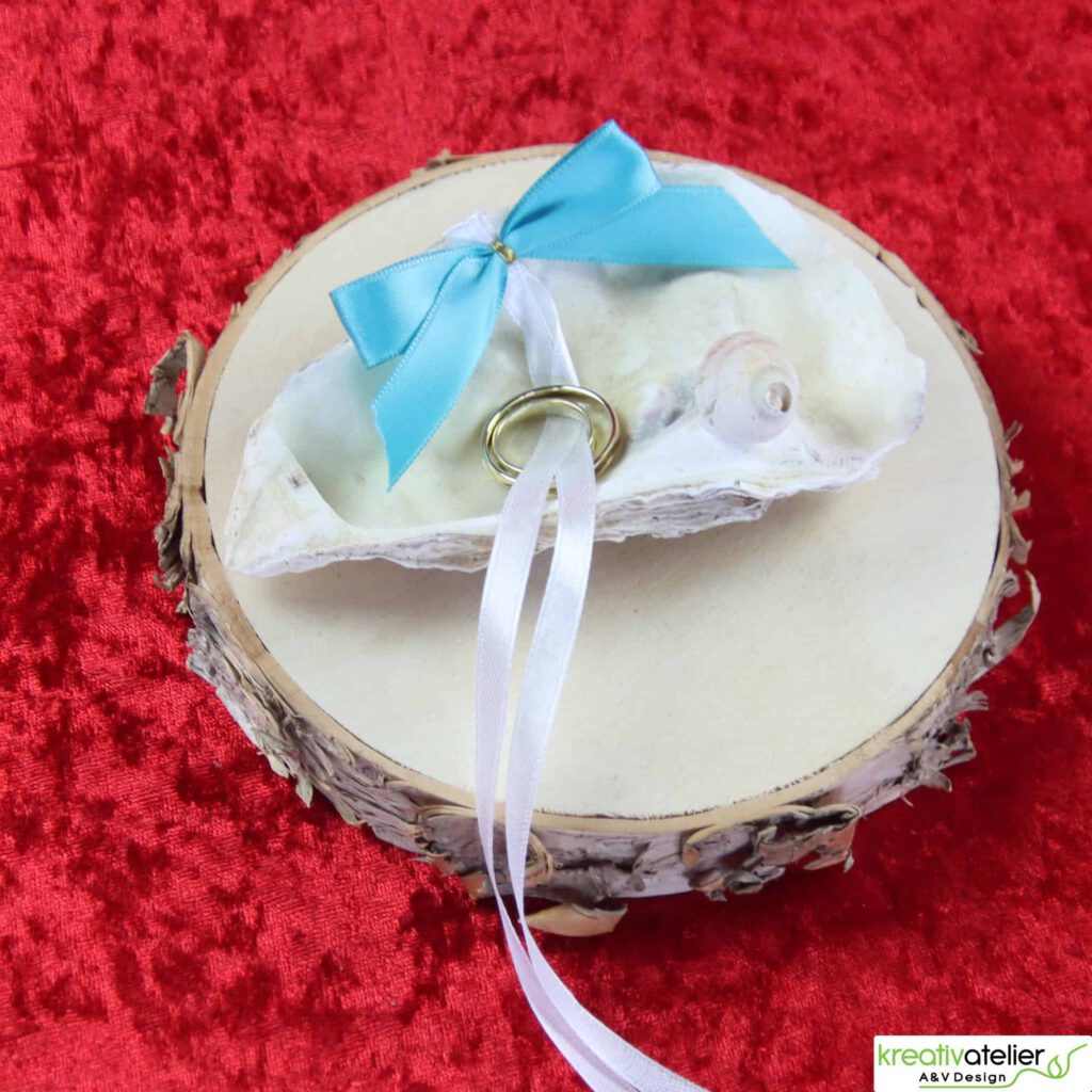 Ringschale Austernmuschel (weiss) mit tuerkis weissen Satinbaendern