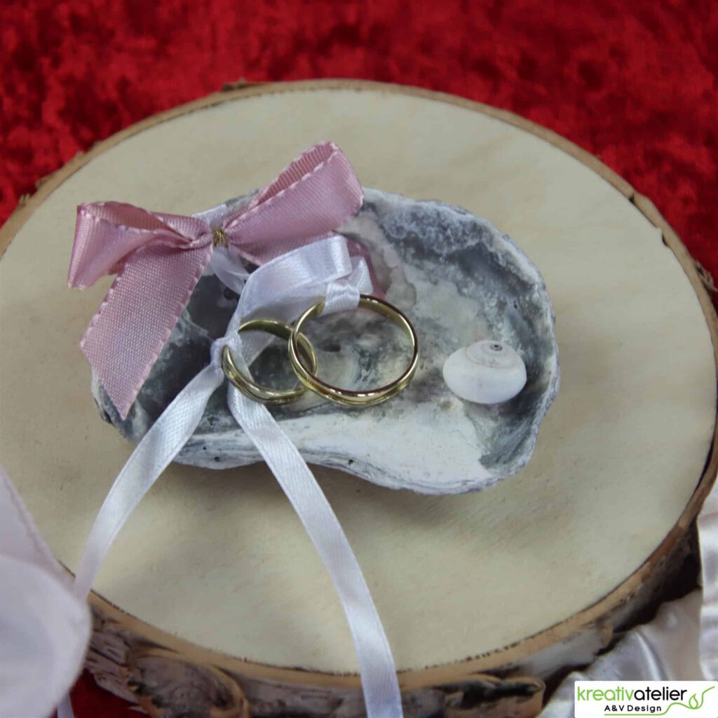 Ringschale Entenmuschel (grau weiss) mit rosa weissen Satinbaendern