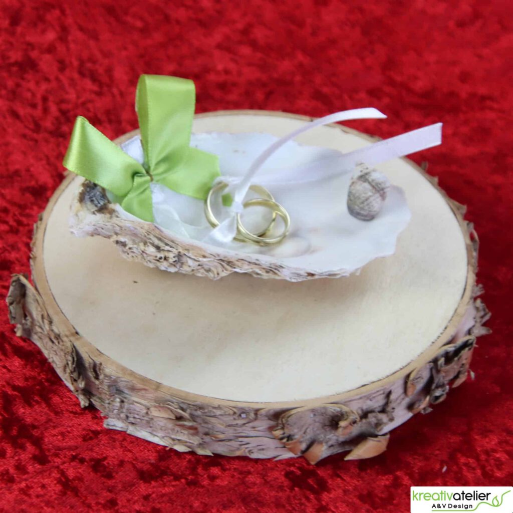 Ringschale Austernmuschel (weiss) mit gruen weissen Satinbaendern