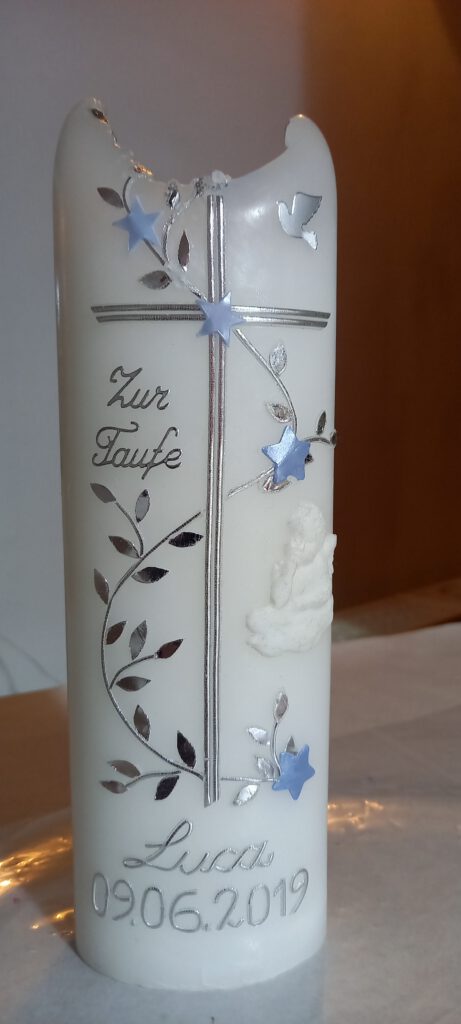 Ovale Taufkerze nach der Reperatur mit Ohren