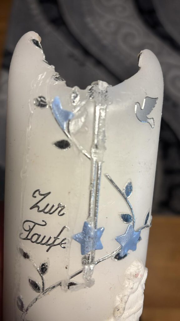 Ovale Taufkerze vor der Reperatur