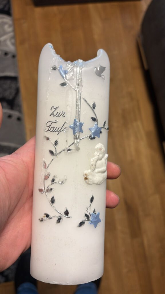 Ovale Taufkerze vor der Reperatur