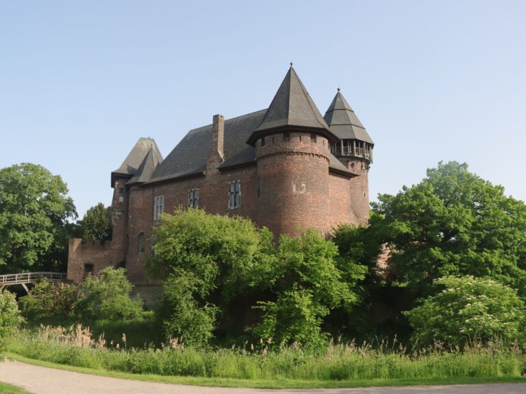 Historische Wasserburg Linn in Krefeld beim Flachsmarkt 2026 an einem sonnigen Pfingstwochenende