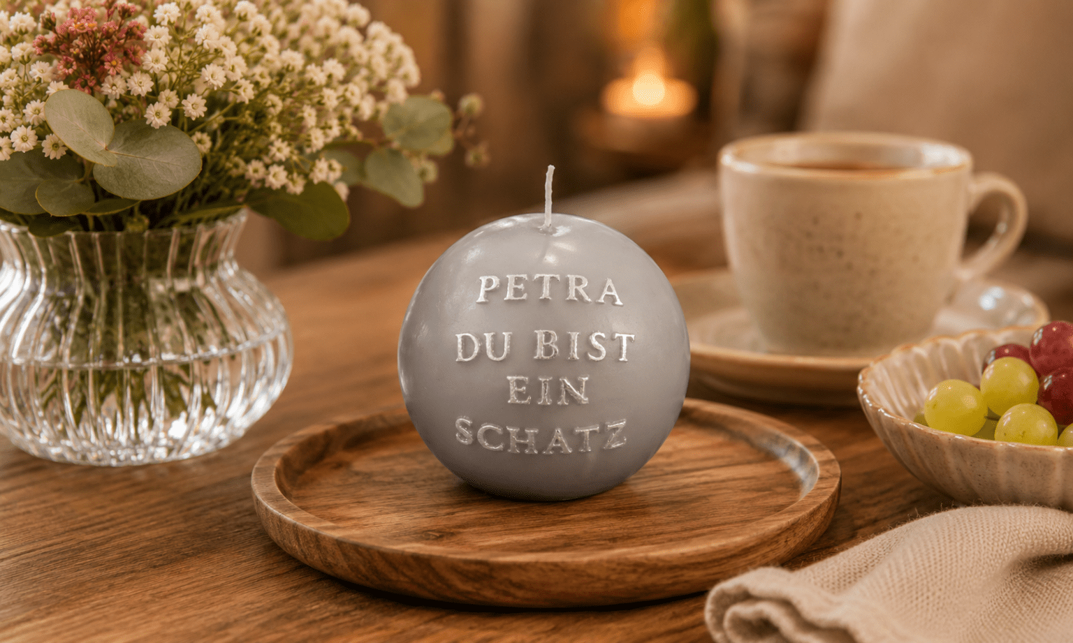 Kleine graue personalisierte Kugelkerze mit der Botschaft „Petra Du bist ein Schatz“ als liebevolle Aufmerksamkeit