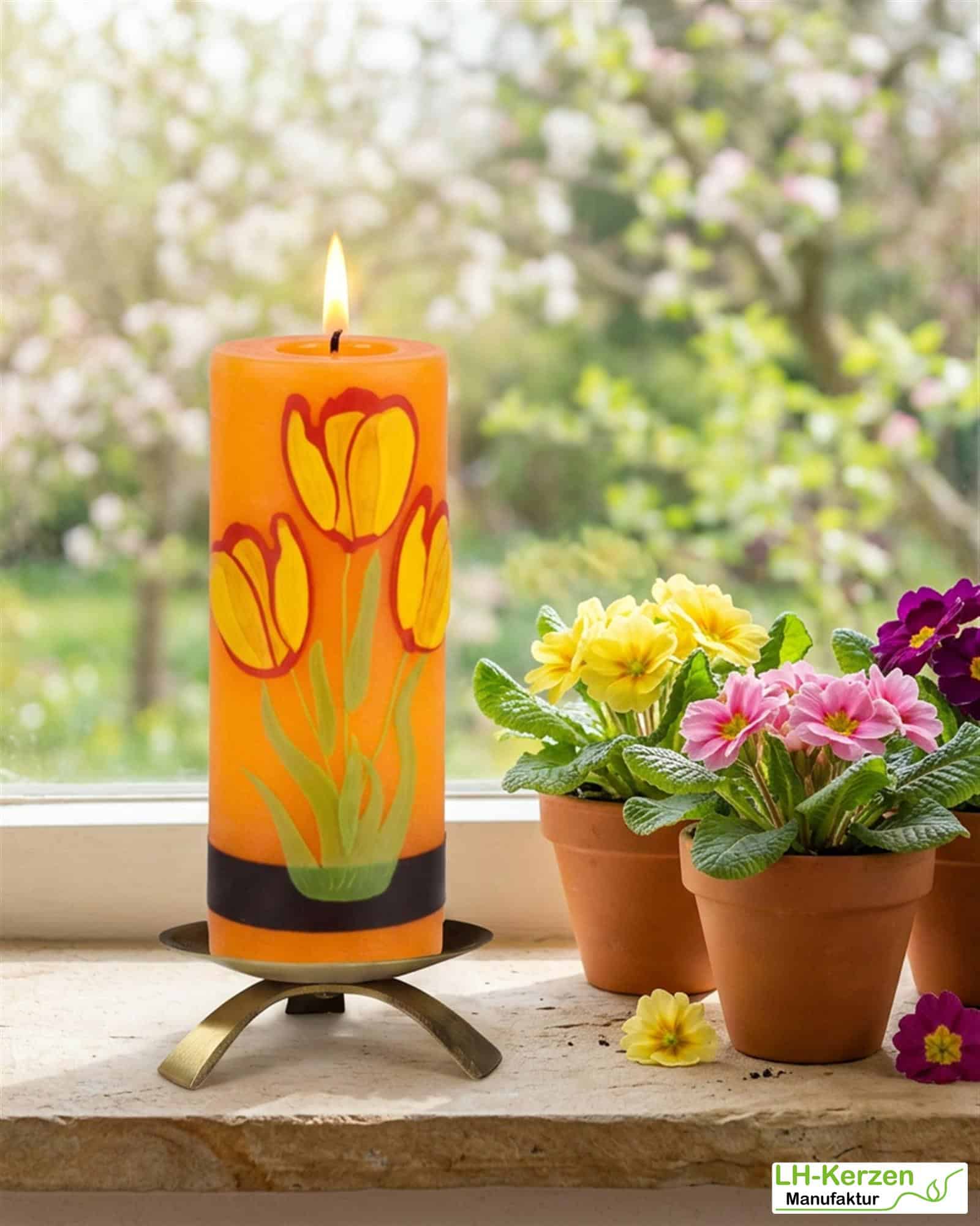 Frühlingshafte Künstlerkerze in orange mit wunderschönem Tulpenstrauß