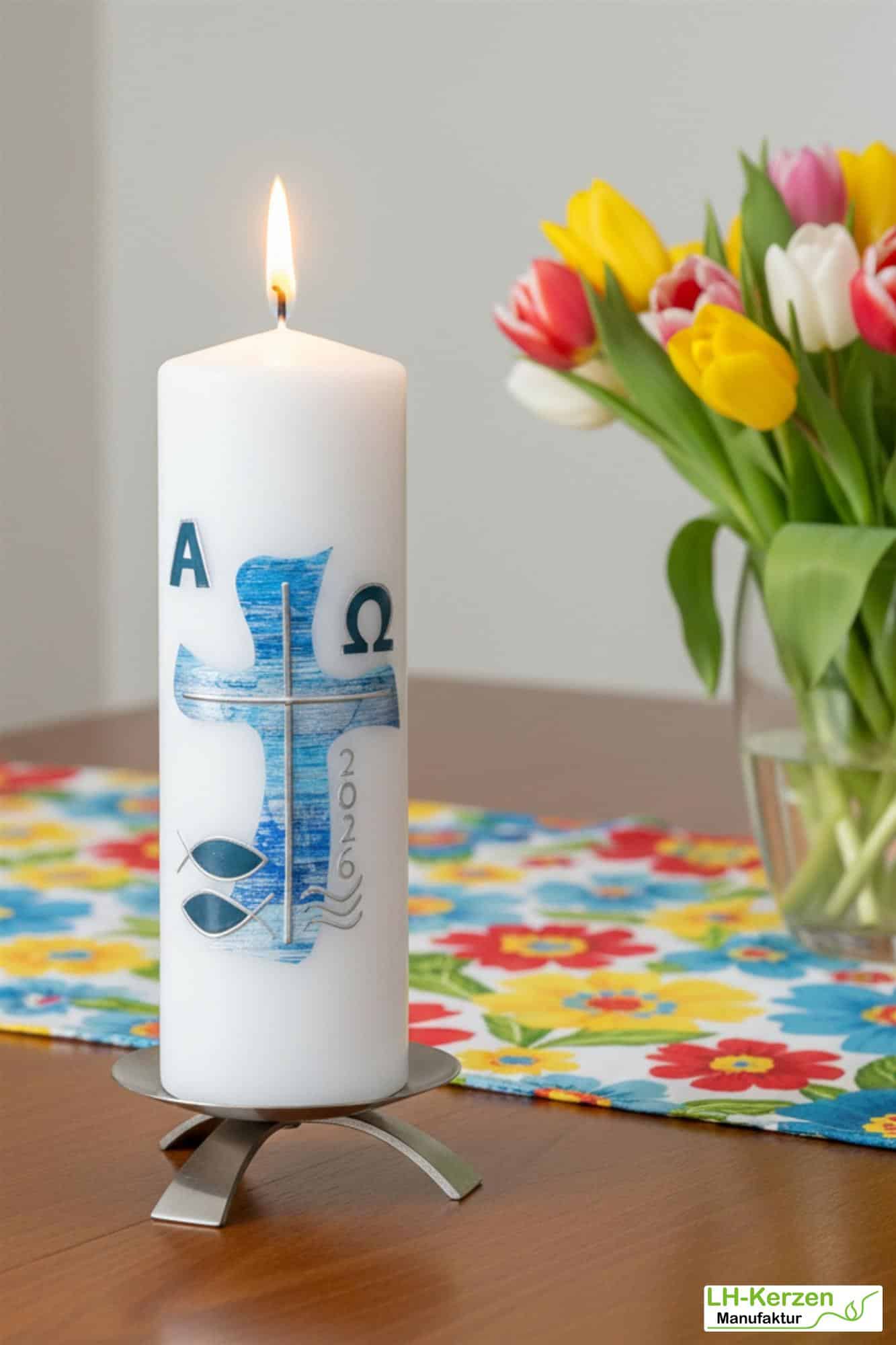 Wasser des Lebens – Moderne Osterkerze religiös mit blauem Kreuz in Wellenform, Fischen und Wellen