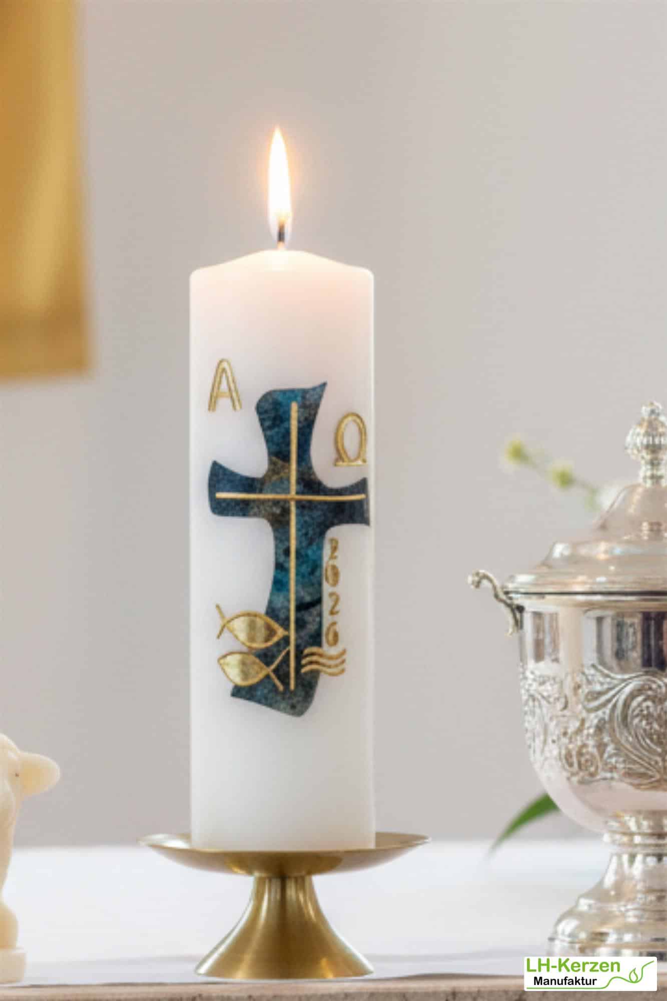 Kraft des Glaubens - Christliche Osterkerze mit marmoriertem Kreuz in verschiedenen Blautönen