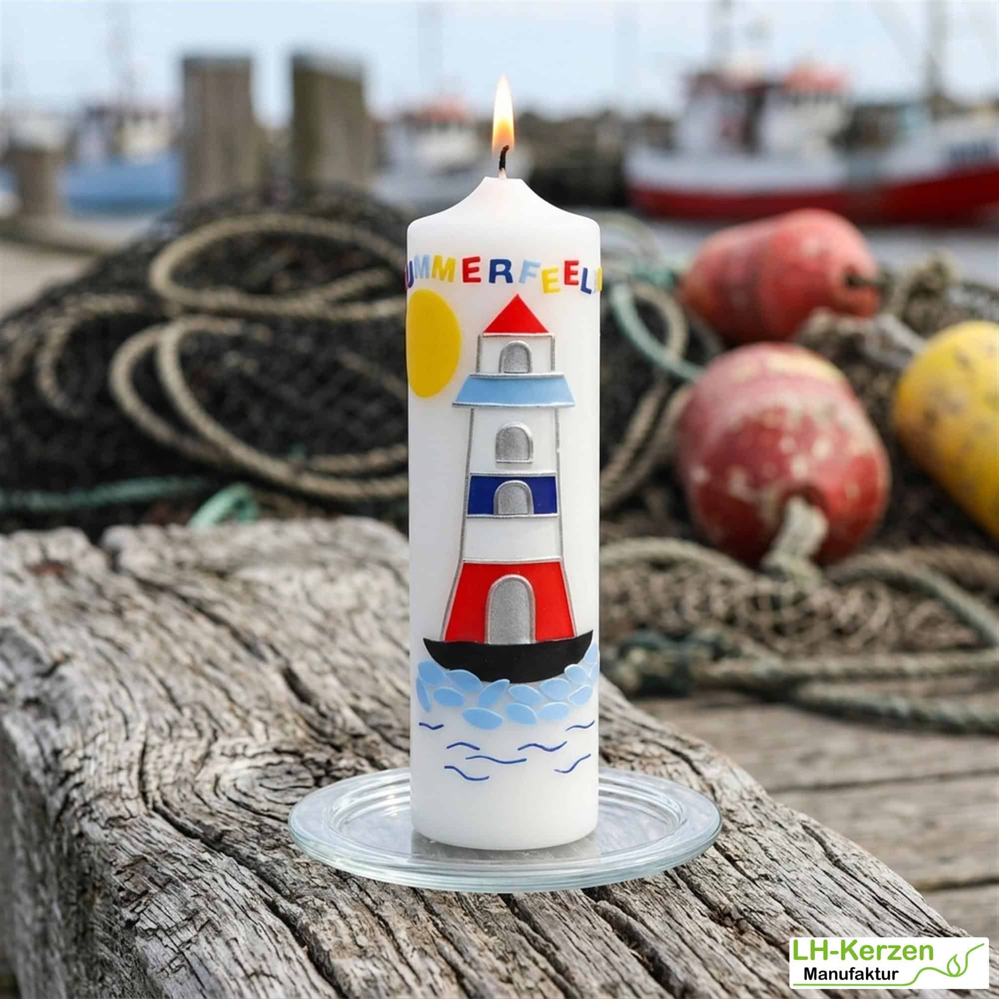 weiße maritime Kerze "Summerfeeling" mit Leuchtturm und Echtwachsbeschriftung