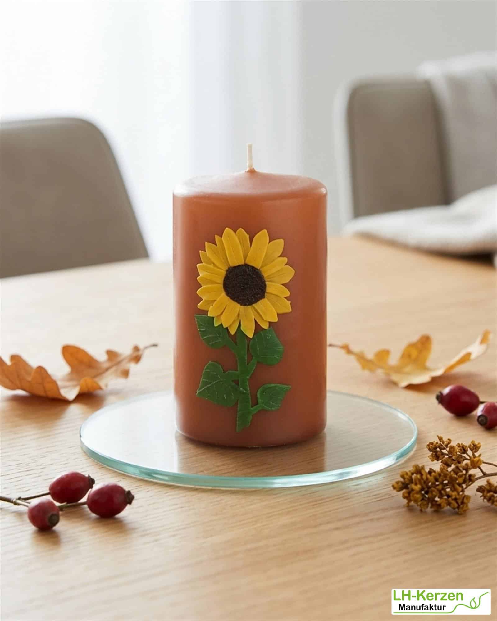 Herbstkerze mit Sonnenblume – kompakte Dekoidee in warmem Braun, handverziert & personalisierbar