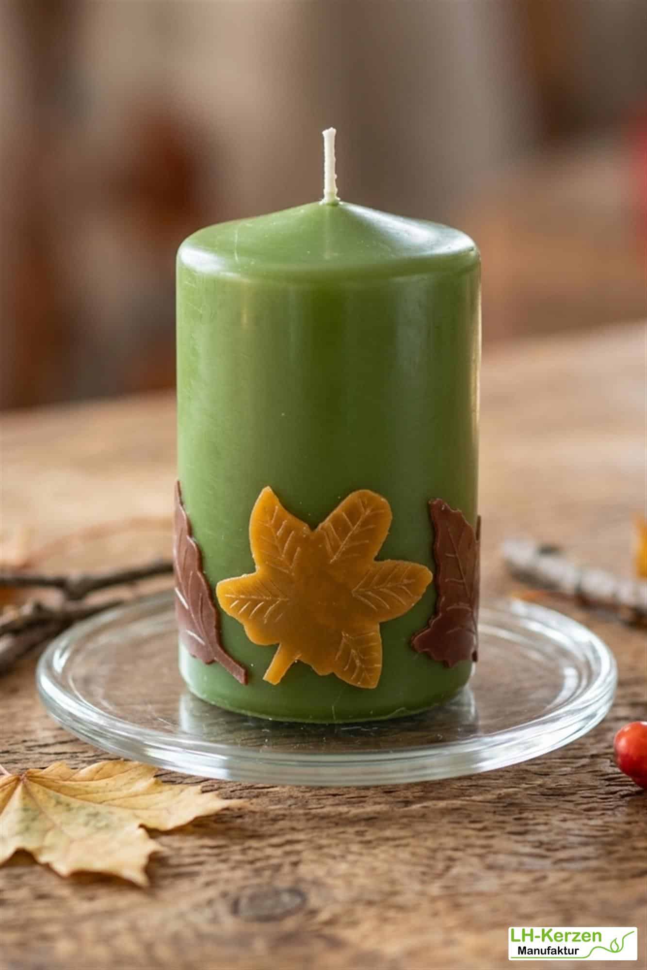 Herbstkerze mit farbigen Blättern – kompakte Dekoidee in Braun oder Oliv, personalisierbar