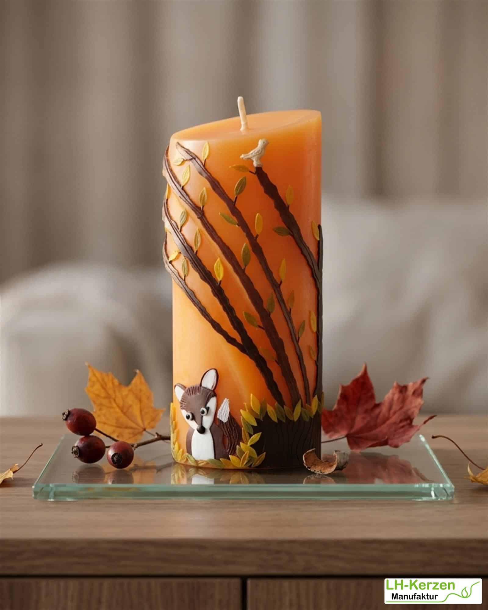 Herbstdeko orange Formkerze – handgegossenes Unikat mit Fuchs und Waldmotiv