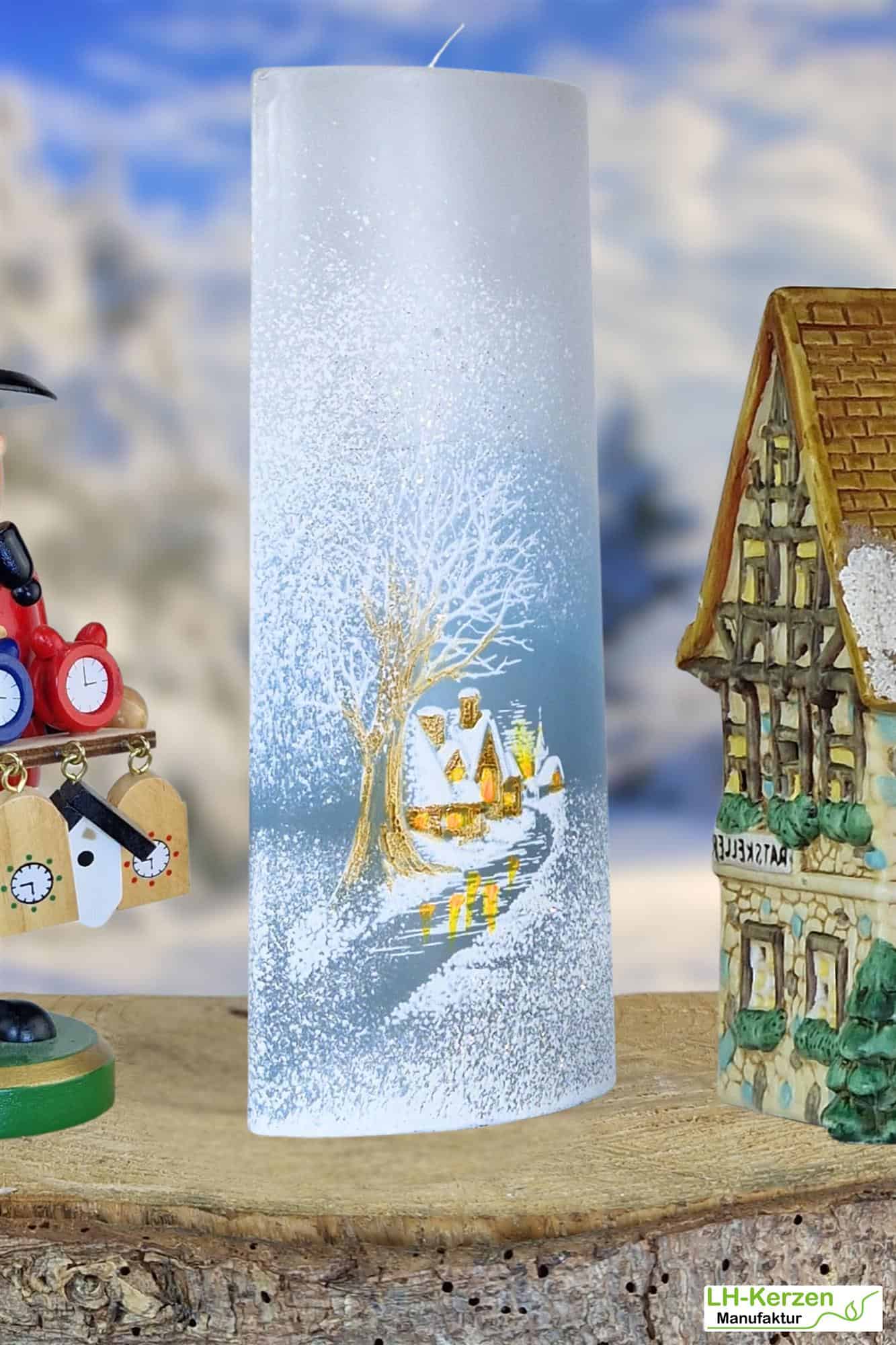 Himmelblaue Formkerze 'ElsaWinter', Ovales Design – Winterliches Dorfmotiv & Schneeflocken